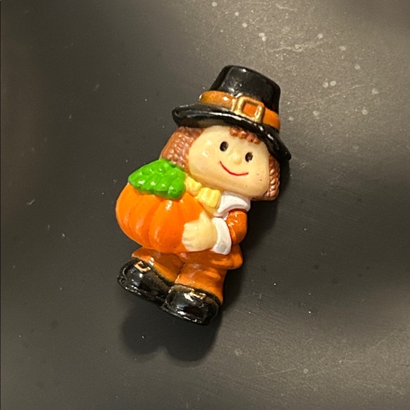Russ Jewelry - Thanksgiving Pilgrim Pin with Pumpkin approx. 1 1/2”
